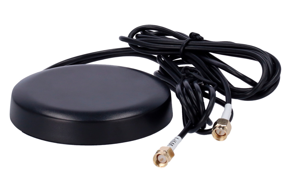 ant-4g24g-04d-o-o-st-150-techo Vista superior de la antena ANT-4G24G-04D-O-O-ST-150 mostrando su diseño compacto en carcasa negra y montaje para techo