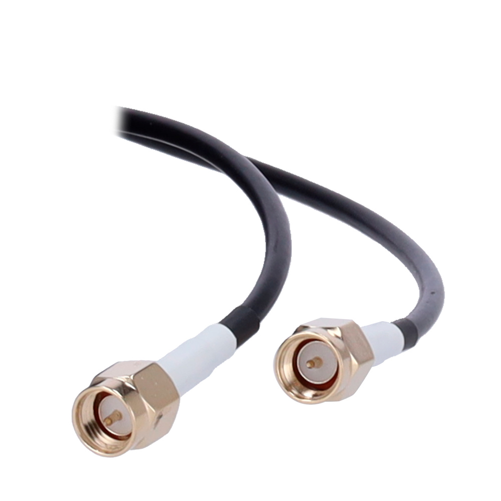 ANT-4G24G-04D-O-O-ST-500-antena-conexiones Detalle de los cables RG174 de 5 metros de longitud de la antena ANT-4G24G-04D-O-O-ST-500. Incluye doble conector SMA Macho para facilitar integración con routers industriales. Solución compacta, eficiente y resistente para aplicaciones de movilidad