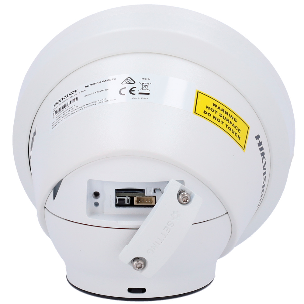 hikvision-DS-2CD2363G2-LI2U-2.8mm-turrent-grabacion Cámara turret Hikvision de 6 Mpx montada en exterior, mostrando su carcasa metálica, lente de 2.8 mm y protección IP67. Incluye funciones avanzadas como detección de movimiento 2.0, grabación en MicroSD y soporte ONVIF para máxima compatibilidad en sistemas de seguridad