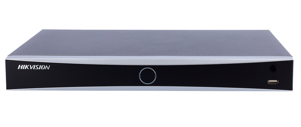 HIKVISION-NVR Vista frontal del grabador Hikvision DS-7608NXI-K2/8P(D) con diseño compacto, puertos PoE integrados y carcasa metálica ideal para instalaciones profesionales con cámaras IP