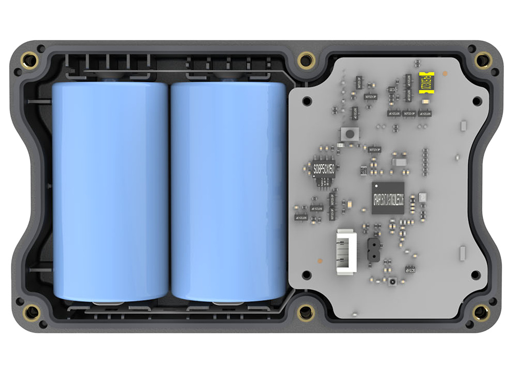 Sensor de distancia Milesight El sensor de distancia MS-EM400-TLD-868M combina medición láser ToF sin contacto con sensor de temperatura y posicionamiento. Montaje sencillo, alcance de comunicación de hasta 15 km y diseño optimizado para aplicaciones urbanas, industriales y medioambientales
