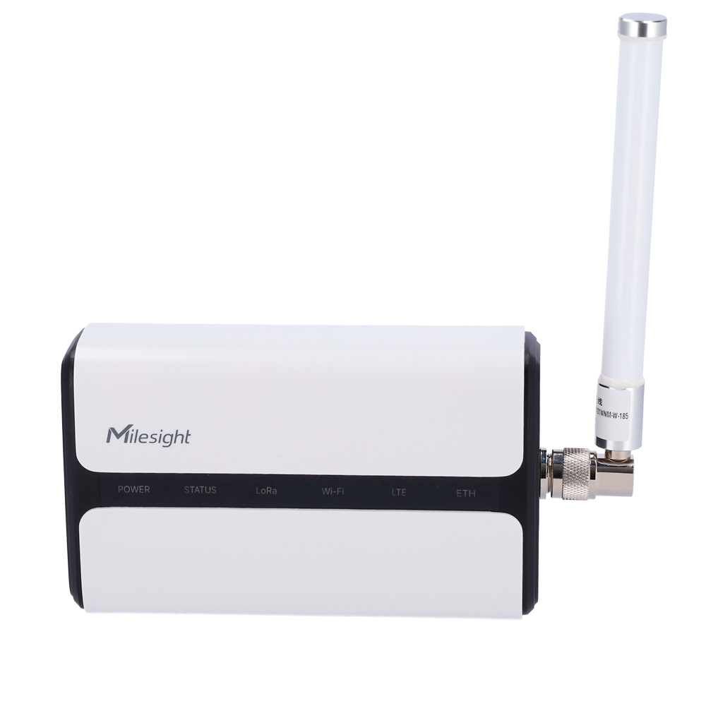 MILESIGHT Puerta de enlace IoT Milesight MS-UG65-868M-EA instalada en poste con carcasa IP65 y antena LoRa externa. Imagen ideal para mostrar su diseño robusto y apto para entornos industriales, agrícolas o urbanos, garantizando conectividad fiable con hasta 2000 dispositivos