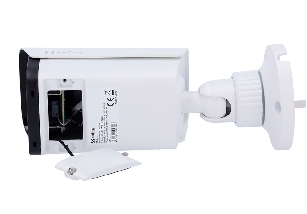 Safire IP Bullet Cámara IP SF-IPB380CA-4I1-SL instalada en exterior, equipada con flash LED rojo y azul y sensores de IA que permiten identificar personas y vehículos en tiempo real. Diseñada para seguridad profesional, incorpora audio bidireccional, ranura microSD y tecnología PoE, todo en una carcasa IP67 resistente