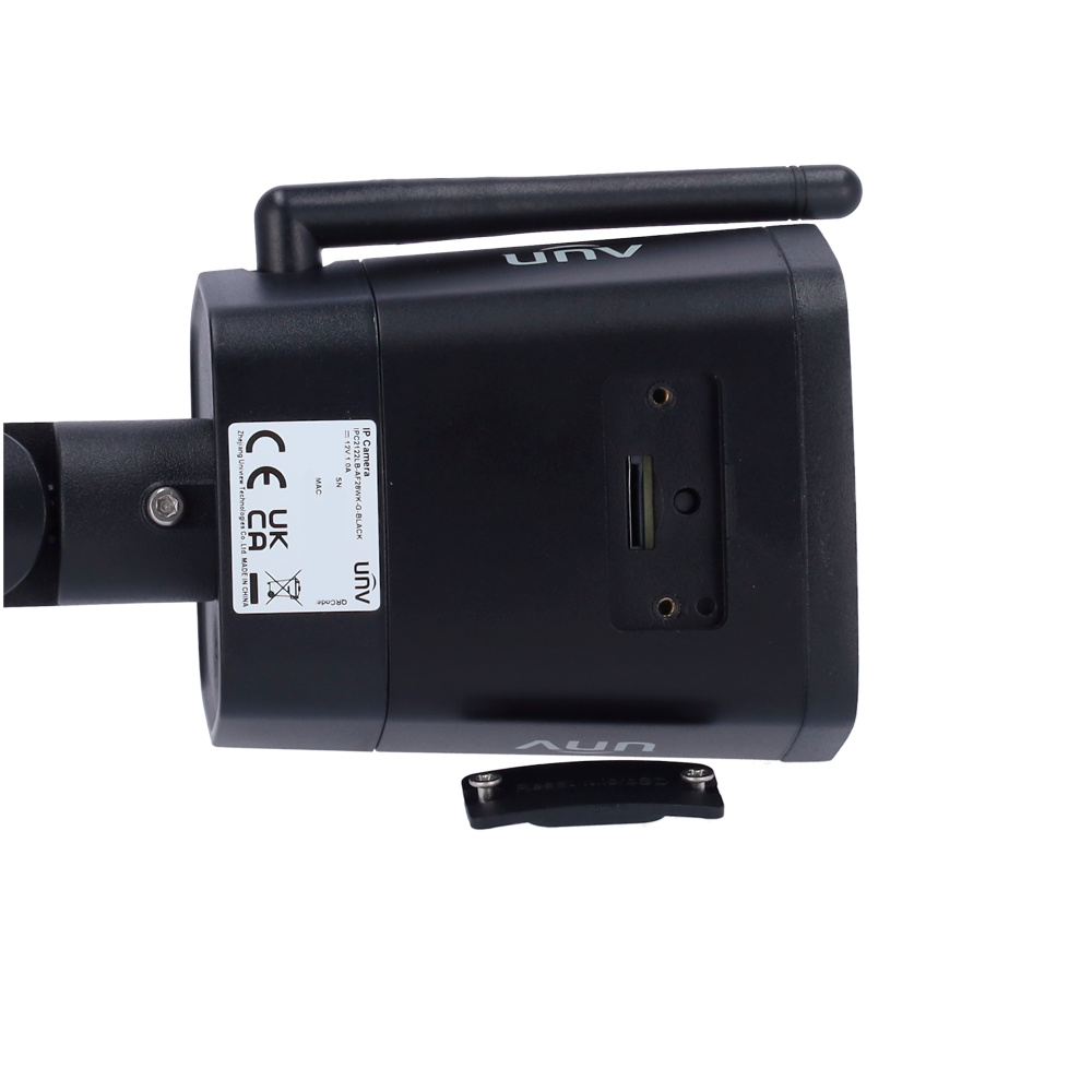 uniarch-ipwifi-negra-detalle Detalle técnico de la cámara Uniarch UV-UHO-B1R-M2F3-BLACK enfocado en su lente y área de sensor. Se aprecian los acabados de precisión y calidad de fabricación del dispositivo, incluyendo su micrófono integrado y disipación térmica optimizada