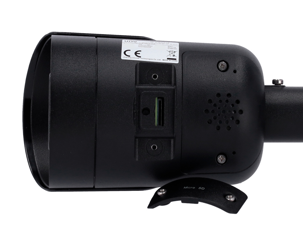 Cámara Uniview BULLET IP cámara Uniview UV-IPC2128SB-ADF28KMC-I0-BLACK iluminando con luz blanca. Se aprecian el altavoz, el sensor y el micrófono incorporado, destacando su sistema de detección inteligente SIP y UMD. Imagen perfecta para resaltar sus capacidades IA