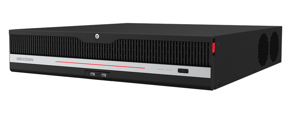 ids-9632nxi-m8x-frontal-nvr-hikvision Vista frontal del grabador NVR Hikvision iDS-9632NXI-M8/X mostrando su diseño profesional con ranuras de ventilación, puerto USB y botones accesibles, ideal para centros de control de videovigilancia
