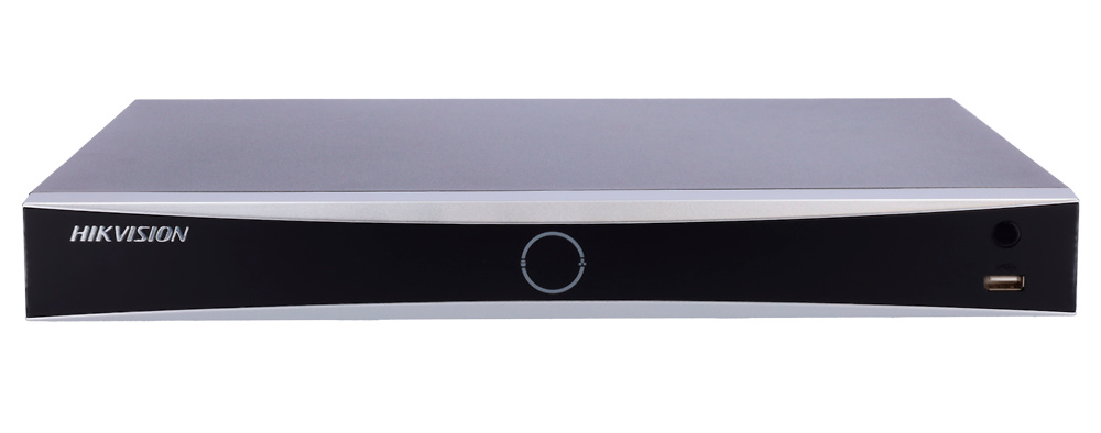 hikvision-ds-7632nxi-panel-frontal Vista del panel frontal del NVR Hikvision DS-7632NXI-K2/16P(D), mostrando su elegante diseño con botones de acceso, puertos USB y sistema de ventilación eficiente para uso continuo