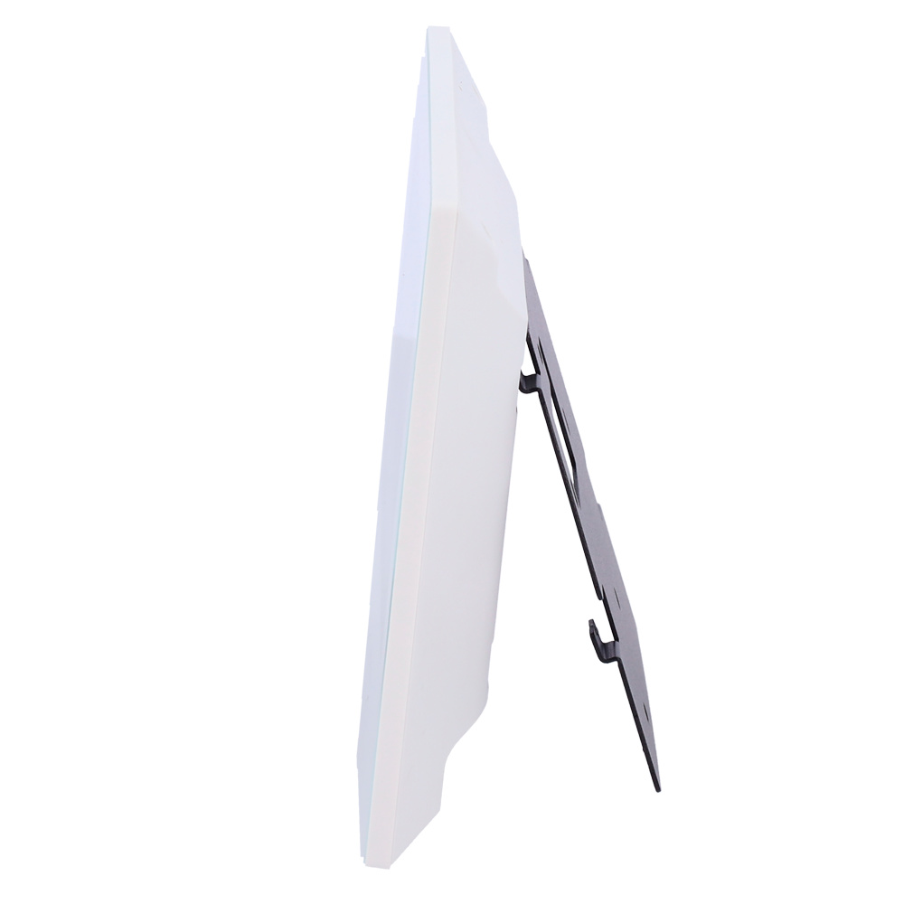ds-kh6320-wte1-w-instalado DS-KH6320-WTE1-W montado en una pared interior de vivienda o edificio, demostrando su aplicación real en sistemas de control de accesos. Ideal para mostrar su instalación en superficie y estética minimalista
