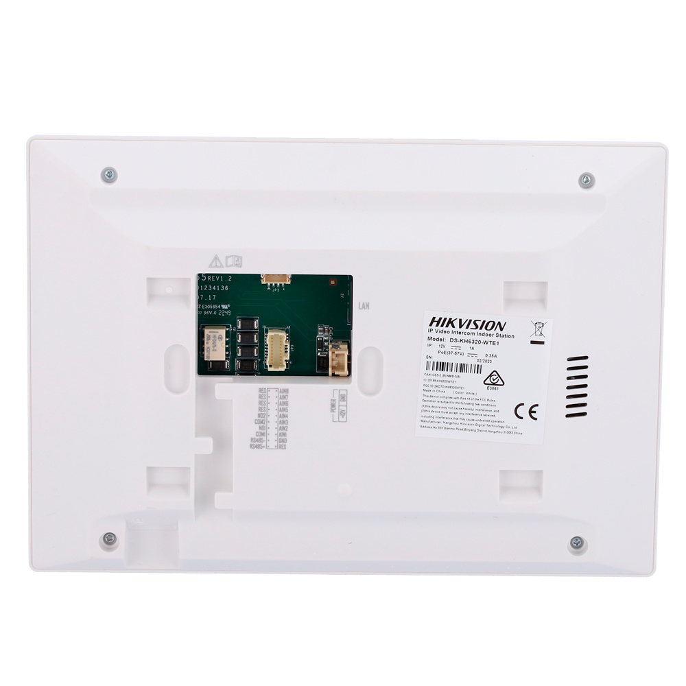 ds-kh6320-wte1-w-conexiones Detalle trasero del monitor mostrando puertos de conexión Ethernet, alimentación y entradas/salidas de alarma. Imagen técnica para visualizar fácilmente las opciones de integración del dispositivo en instalaciones de seguridad